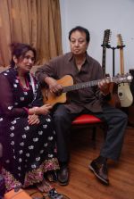 Bhupinder Singh and Mitali Singh at rehersal for the upcming music album Aksar on 22nd April 2012 (11).JPG